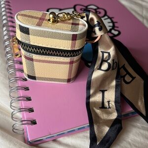 Beautiful earphone case. Never used.